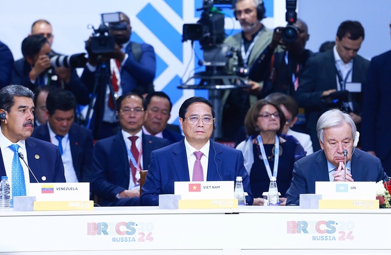 PM proposes strategic connections for better world at expanded BRICS summit