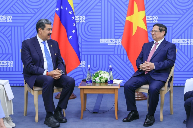 PM Pham Minh Chinh (R) and Venezuelan President Nicolas Maduro during thwir meeting in Kazan city on October 24. (Photo: VGP)