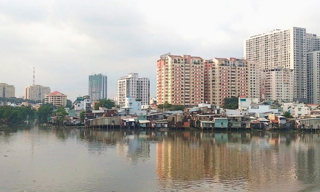 Nhà ven kênh và trên kênh Tẻ (quận 4) được đề xuất đưa vào kế hoạch di dời trong năm 2025. Ảnh: Nguyễn Lê.