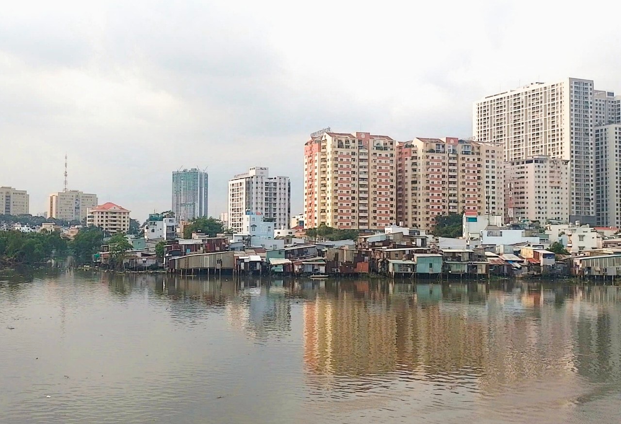 Nhà ven kênh và trên kênh Tẻ (quận 4) được đề xuất đưa vào kế hoạch di dời trong năm 2025. Ảnh: Nguyễn Lê.