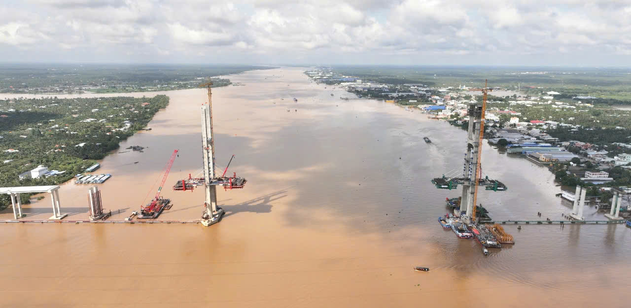 Sau hai năm rưỡi thi công, công trình cầu Rạch Miễu 2 đã hoàn thành đạt 65% tổng khối lượng. Ảnh: BQLDA Mỹ Thuận.
