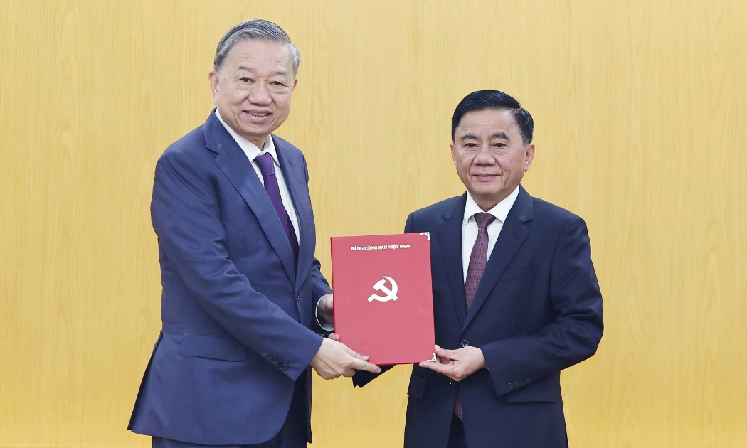 Tổng Bí thư Tô Lâm trao quyết định của Bộ Chính trị phân công ông Trần Cẩm Tú - Ủy viên Bộ Chính trị, Bí thư Trung ương Đảng, Chủ nhiệm Ủy ban Kiểm tra Trung ương - giữ chức Thường trực Ban Bí thư, Chủ nhiệm Ủy ban Kiểm tra Trung ương. Ảnh: TTXVN