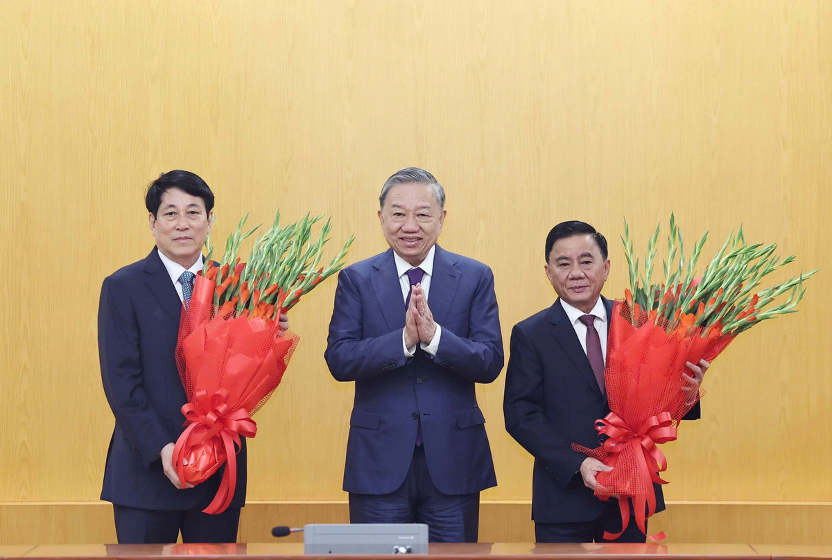 Tổng Bí thư Tô Lâm tặng hoa Chủ tịch nước Lương Cường và Thường trực Ban Bí thư, Chủ nhiệm Ủy ban Kiểm tra Trung ương Trần Cẩm Tú.  Ảnh: TTXVN