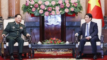 State President hosts a reception for Vice Chairman of China's Central Military Commission