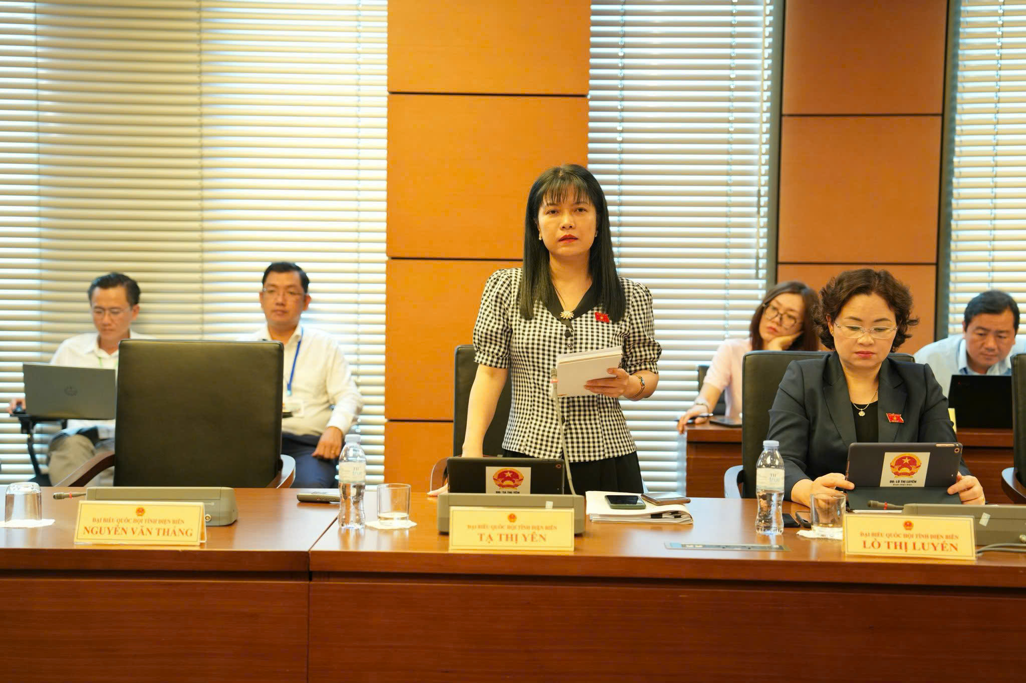 Đại biểu Tạ Thị Yên, đoàn Điện Biên thảo luận tại tổ.