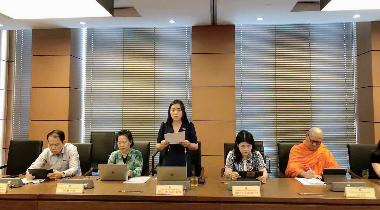 Đại biểu Triệu Thị Ngọc Diễm, đoàn Sóc Trăng, phát biểu tại tổ.