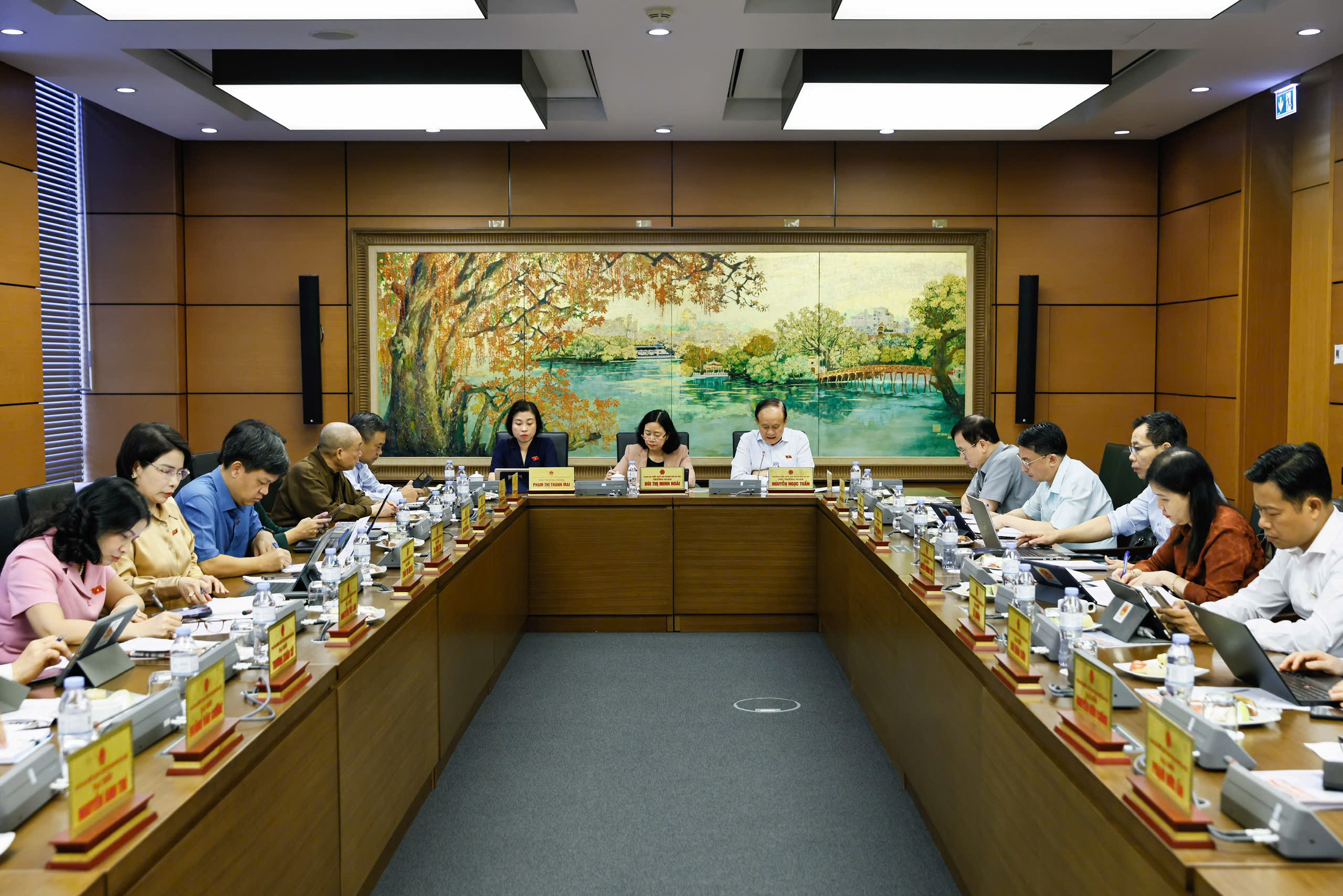 C&aacute;c đại biểu Quốc hội đo&agrave;n Tp.H&agrave; Nội trong phi&ecirc;n thảo luận tại tổ ng&agrave;y 26/10.