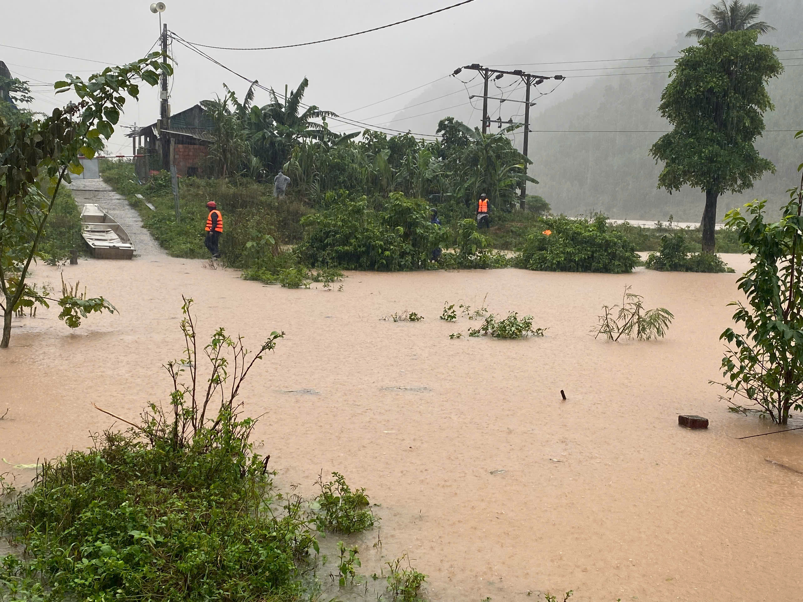 Khu vực th&ocirc;n Trại C&aacute;, x&atilde; T&agrave; Long, Đakr&ocirc;ng, Quảng Trị nhiều đoạn bị ngập s&acirc;u - Ảnh: T.T