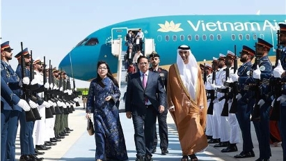 PM arrives in Abu Dhabi, beginning official visit to UAE