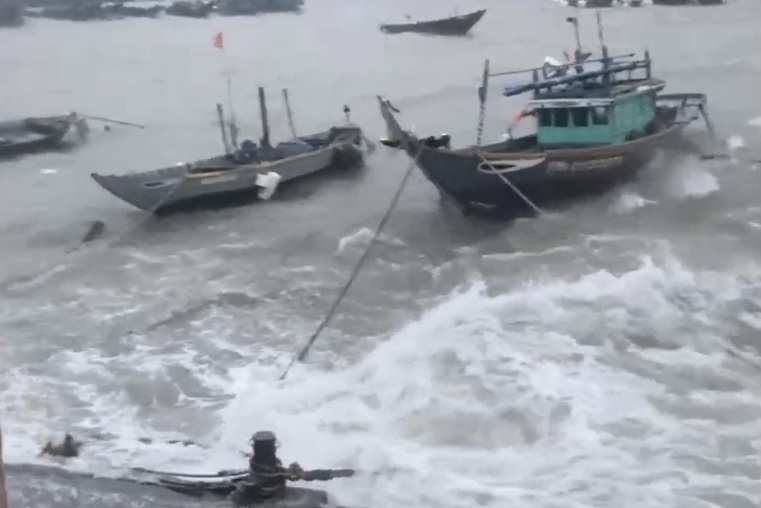 B&atilde;o đổ bộ v&agrave;o đảo C&ugrave; Lao Ch&agrave;m, Quảng Nam