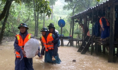 Mưa lớn kéo dài, miền Trung căng mình chống chọi lũ lụt