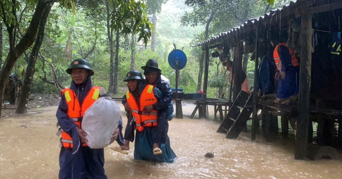 Bộ đội Biên phòng tỉnh Quảng Bình giúp người dân xã Kim Thủy, huyện Lệ Thủy vận chuyển tài sản ra khỏi vùng bị ngập sâu.