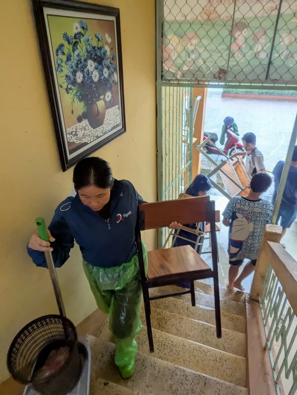 Người d&acirc;n huyện Lệ Thuỷ, Quảng B&igrave;nh di chuyển đồ đạc l&ecirc;n những nơi cao khi nước d&acirc;ng