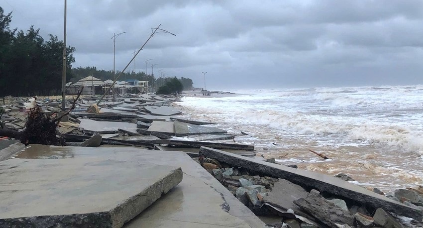 Nước biển d&acirc;ng cao, s&oacute;ng mạnh đ&atilde; đ&aacute;nh sập một số đoạn k&egrave; dọc bờ biển, đoạn qua đập H&ograve;a Du&acirc;n, tỉnh Thừa Thi&ecirc;n Huế.