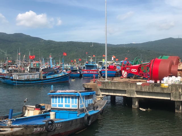  Đà Nẵng yêu cầu thuyền viên rời khỏi tàu thuyền lên bờ trú ẩn an toàn trước 10 giờ ngày 27/10. Ảnh Ngô Anh Văn