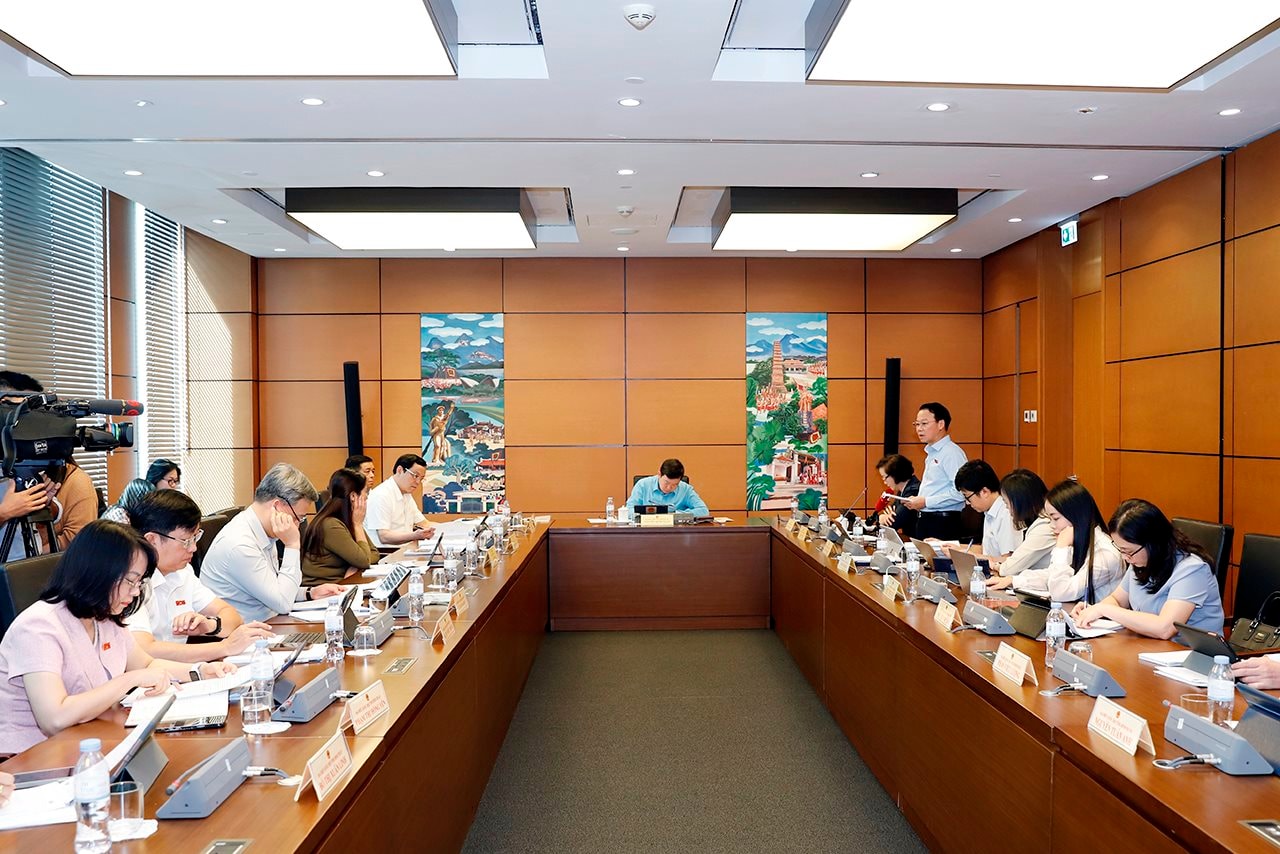 Phiên thảo luận tổ về kinh tế xã hội ngày 26/10.