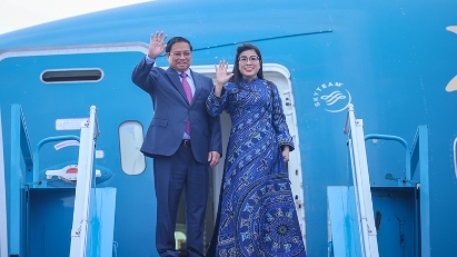 Prime Minister leaves Hanoi for visits to three Middle East countries