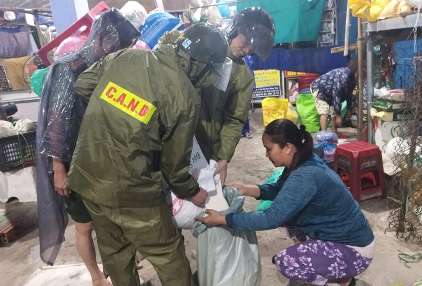 Hỗ trợ b&agrave; con tiểu thương bảo vệ t&agrave;i sản tại chợ Quảng C&ocirc;ng, huyện Quảng Điền&nbsp;