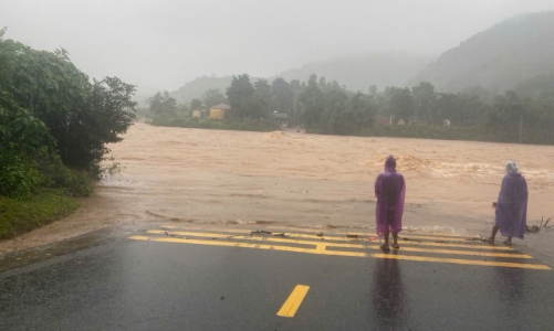 Mưa bão gây ngật lụt nhiều nơi tại miền Trung, khẩn trương di dời 3.000 người