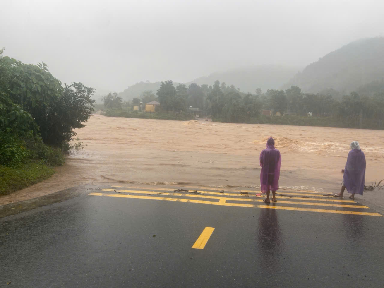 Nhiều khu vực ngầm tràn, tuyến đường ở Quảng Trị bị ngập khiến giao thông ách tắc.