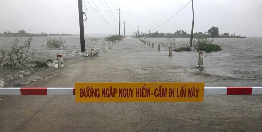 R&agrave;o chắn, biển cảnh b&aacute;o nước lũ ngập s&acirc;u, nguy hiểm tại c&aacute;c tuyến đường tr&ecirc;n địa b&agrave;n tỉnh Thừa Thi&ecirc;n Huế