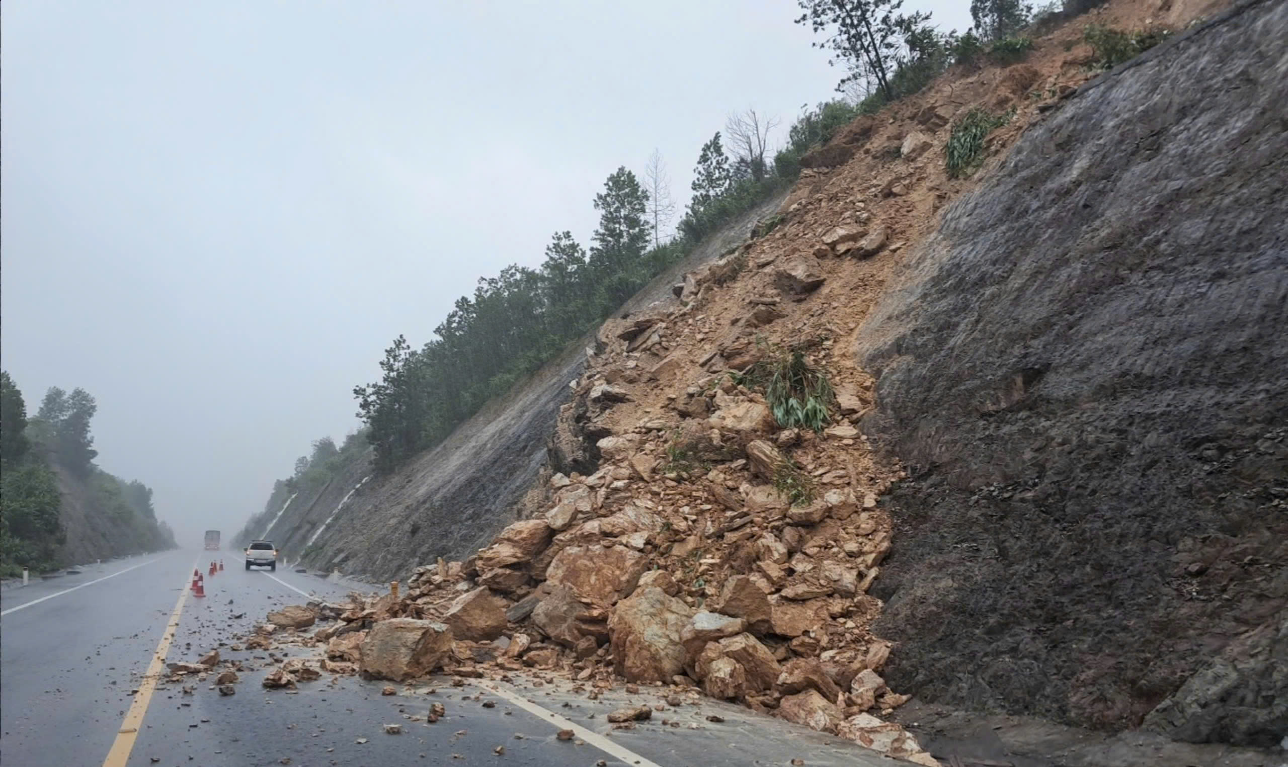 Km23 900 cao tốc Cam Lộ - La Sơn, đoạn qua x&atilde; Hải Lệ, thị x&atilde; Quảng Trị bị sạt taluy dương ph&iacute;a tr&aacute;i tuyến