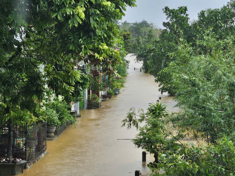 Nước lũ dâng cao gây ngập khu dân cư tại huyện Phú Lộc, tỉnh Thừa Thiên Huế