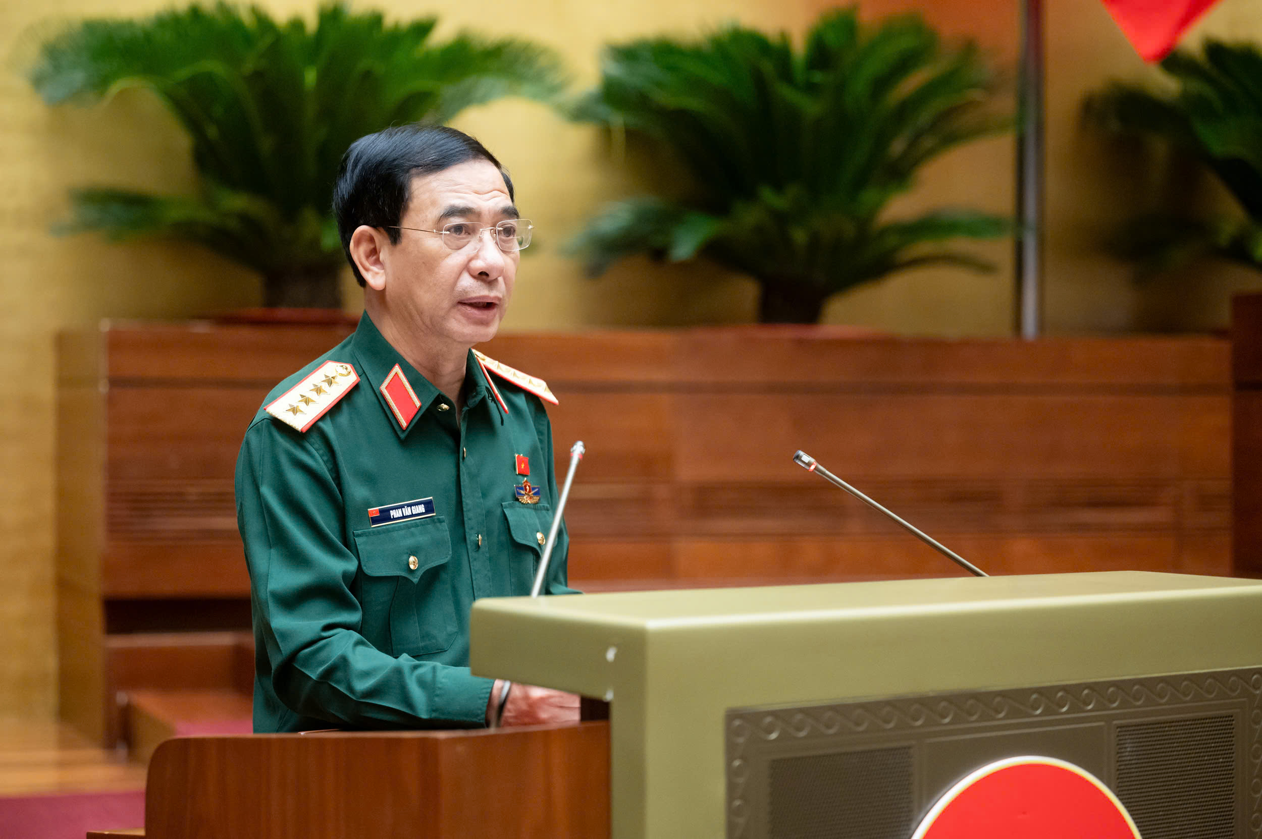 Bộ trưởng Bộ Quốc phòng Phan Văn Giang báo cáo tại phiên họp. Ảnh: Quochoi.vn.