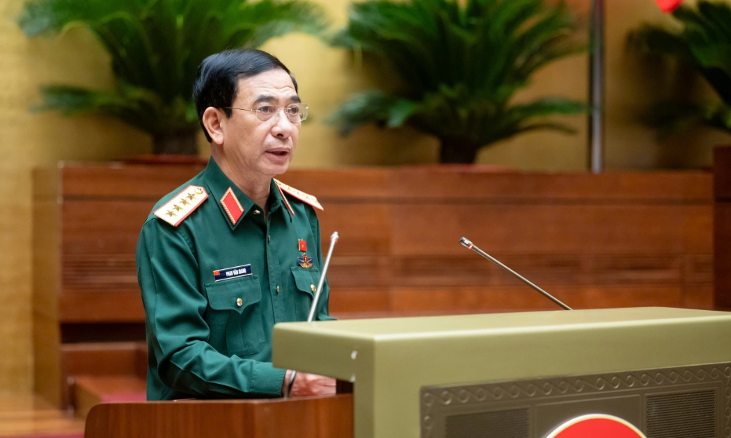 Bộ trưởng Bộ Quốc phòng Phan Văn Giang báo cáo tại phiên họp. Ảnh: Quochoi.vn.