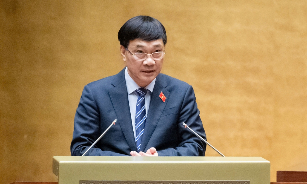 Ủy viên Ủy ban Thường vụ Quốc hội, Chủ nhiệm Ủy ban Kinh tế, Phó Trưởng Đoàn giám sát của Quốc hội Vũ Hồng Thanh trình bày báo cáo sáng ngày 28/10 - Ảnh: Quochoi.vn