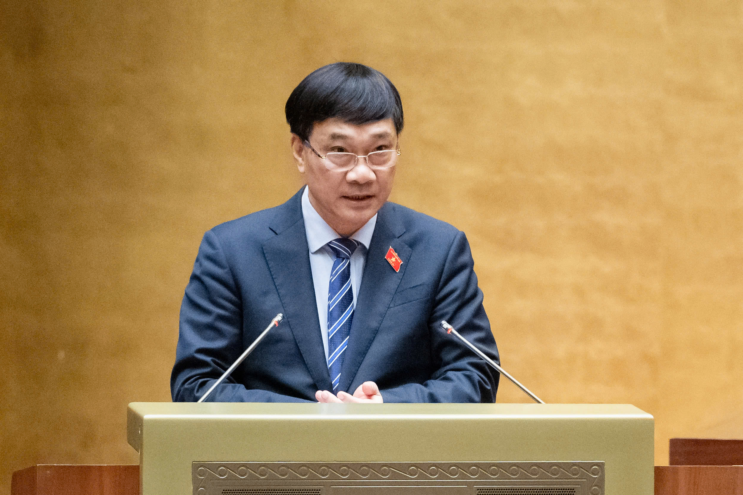 Ủy viên Ủy ban Thường vụ Quốc hội, Chủ nhiệm Ủy ban Kinh tế, Phó Trưởng Đoàn giám sát của Quốc hội Vũ Hồng Thanh trình bày báo cáo sáng ngày 28/10 - Ảnh: Quochoi.vn