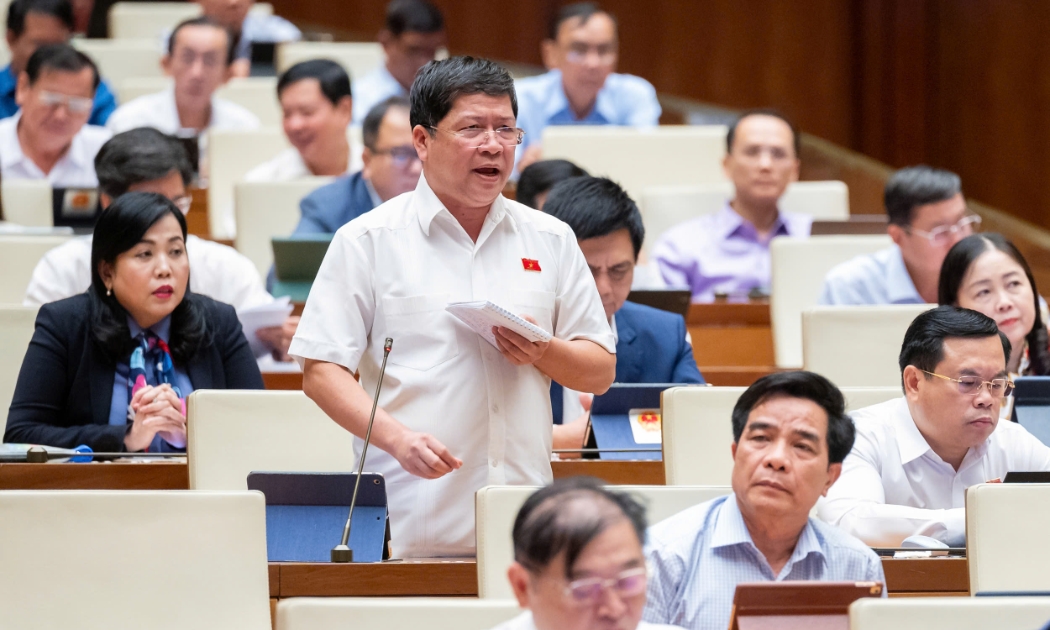 Đại biểu Tạ Văn Hạ phát biểu tại phiên thảo luận - Ảnh: Quochoi.vn