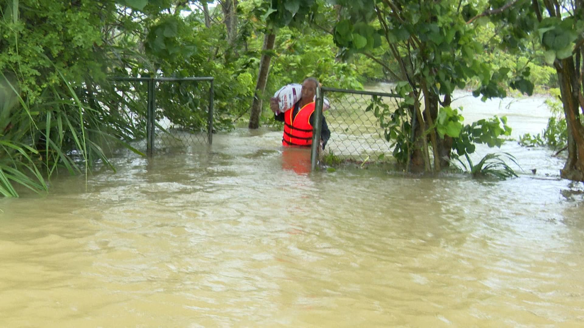 Tại huyện Bố Trạch,&nbsp; lực lượng chức năng đ&atilde; di dời hơn 150 hộ d&acirc;n với gần 600 nh&acirc;n khẩu đến nơi an to&agrave;n