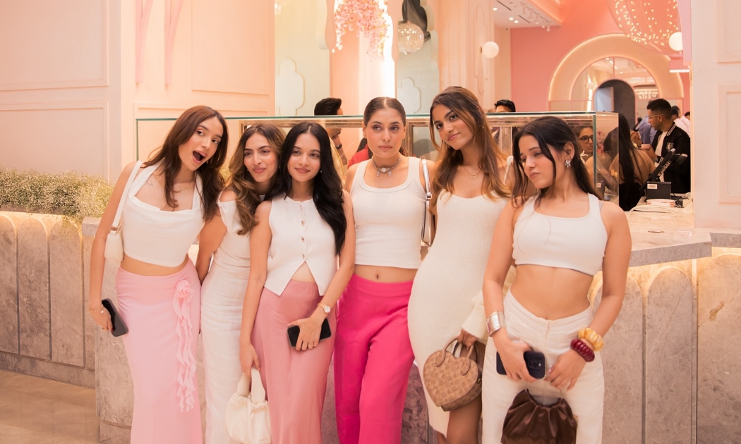 Khách hàng đến dự lễ khai trương cửa hàng tại trung tâm thương mại Jio World Plaza mới đây.