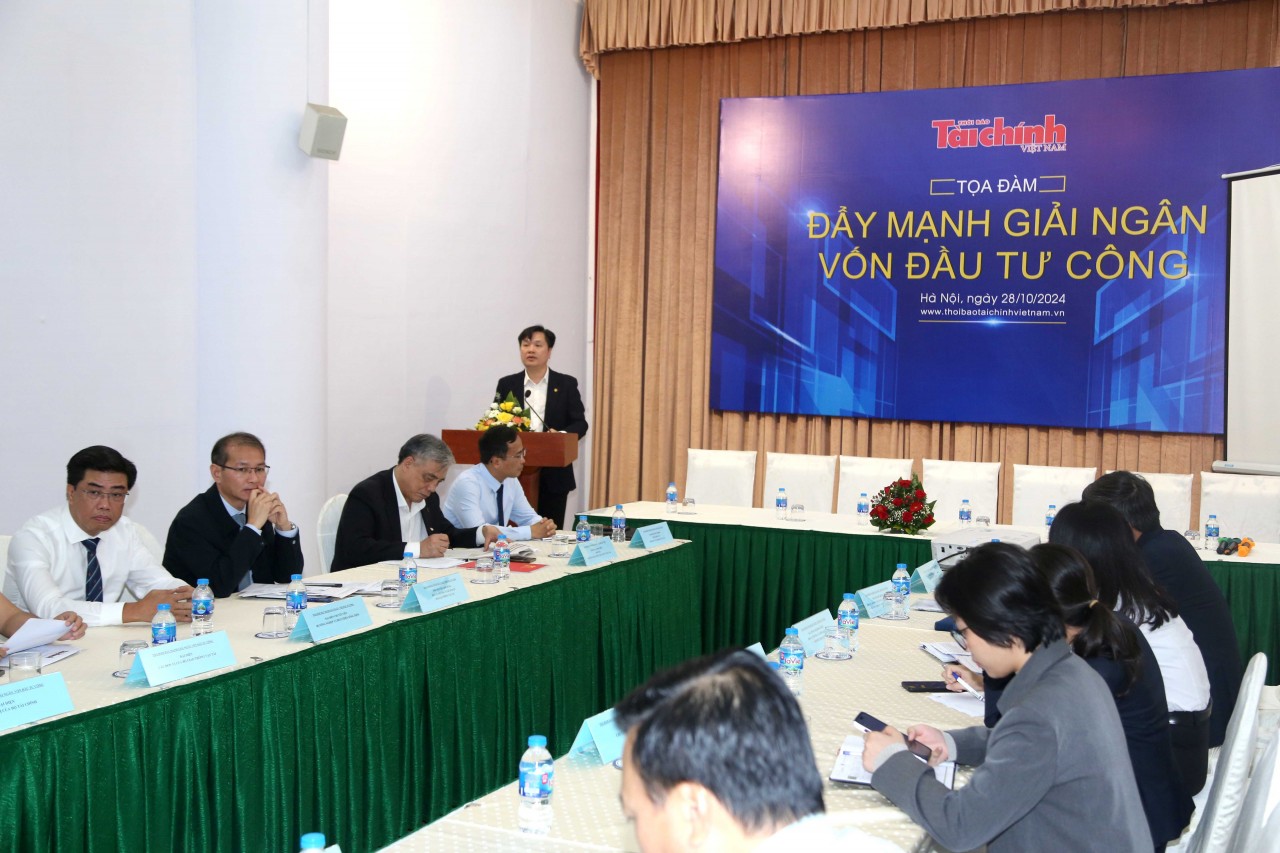 Các đại biểu thảo luận về những điểm nghẽn và nhiều bài học quý để tăng tốc giải ngân vốn đầu tư công - Ảnh: Đức Minh.