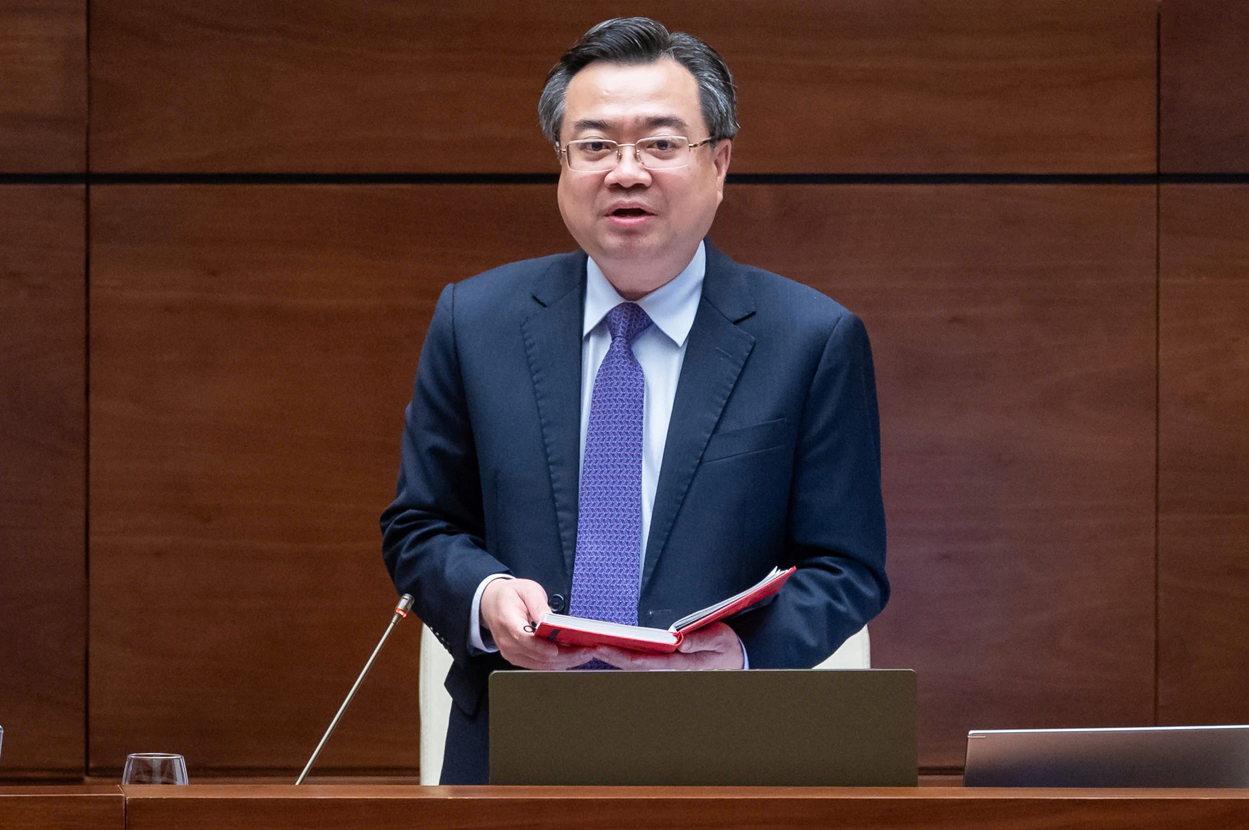 Bộ trưởng Bộ  Xây dựng Nguyễn Thanh Nghị giải trình, làm rõ một số vấn đề đại biểu Quốc hội nêu.