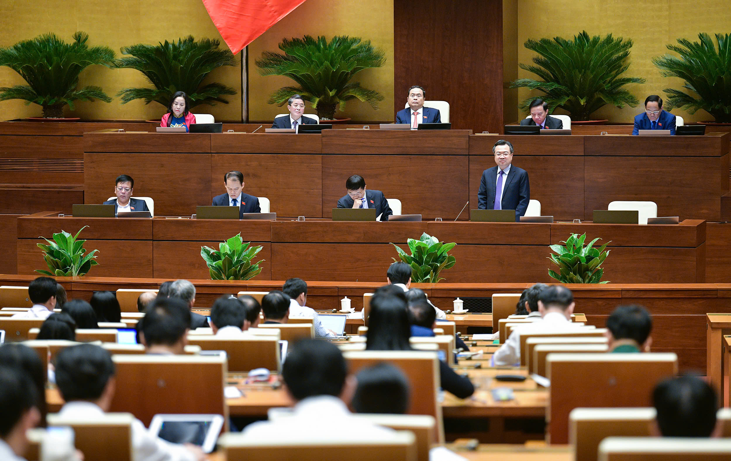 Bộ trưởng Bộ X&acirc;y dựng ph&aacute;t biểu giải tr&igrave;nh, l&agrave;m r&otilde; một số vấn đề trước Quốc hội chiều ng&agrave;y 28/10.