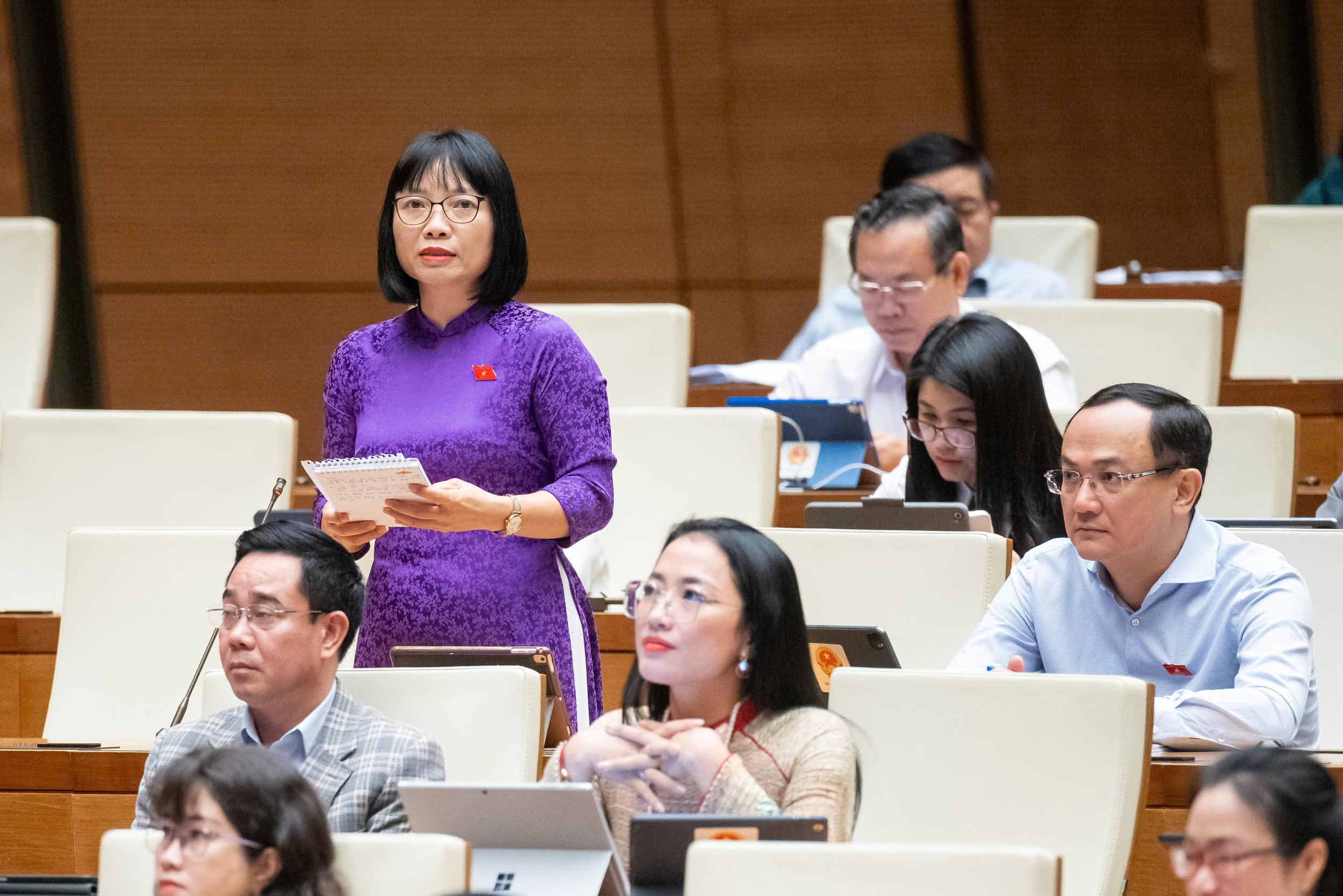 Đại biểu Nguyễn Thị Việt Nga, đo&agrave;n Hải Dương: "Nếu c&oacute; cuộc thanh tra kiểm tra xem ai l&agrave; người đang ở nh&agrave; ở x&atilde; hội th&igrave; chắc rằng sẽ c&oacute; những người kh&ocirc;ng thuộc đối tượng được ưu đ&atilde;i".