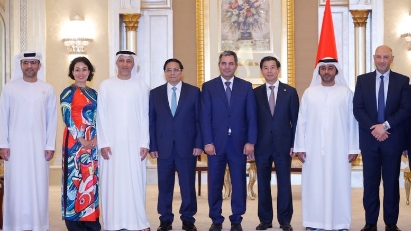 PM Chinh encourages UAE corps to invest in strategic infrastructure