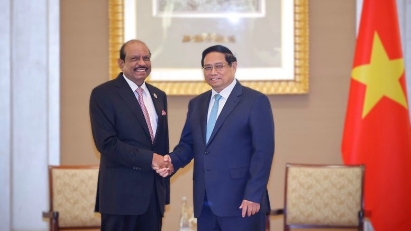 PM receives chairman of leading retailer Lu Lu Group in Abu Dhabi
