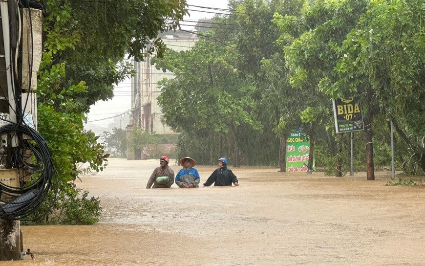 Tổ d&acirc;n phố Ph&uacute; Thượng, phường Ph&uacute; Hải, th&agrave;nh phố Đồng Hới nằm giữa Quốc lộ 1 v&agrave;&nbsp;s&ocirc;ng Nhật Lệ, mưa lớn nhiều ng&agrave;y kết hợp triều cường đ&atilde; l&agrave;m nước d&acirc;ng cao, tr&agrave;n v&agrave;o khu d&acirc;n cư l&agrave;m c&aacute;c tuyến đường v&agrave; nh&agrave; d&acirc;n ngập s&acirc;u gần 1m.