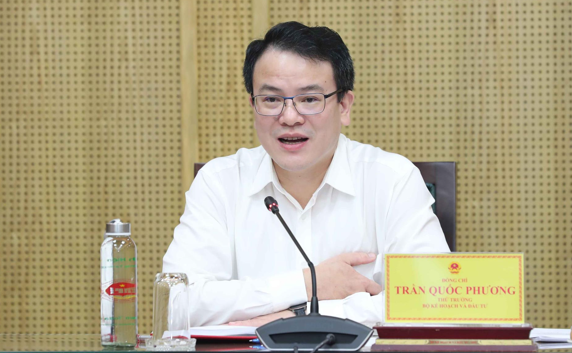 Thứ trưởng Trần Quốc Phương chia sẻ về việc xây dựng Luật Đầu tư công (sửa đổi) với báo chí.