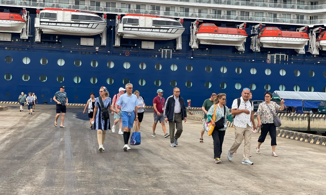 Du thuyền Celebrity Millennium cập cảng Phú Mỹ sau hành trình ghé thăm miền Trung đầy cảm xúc.