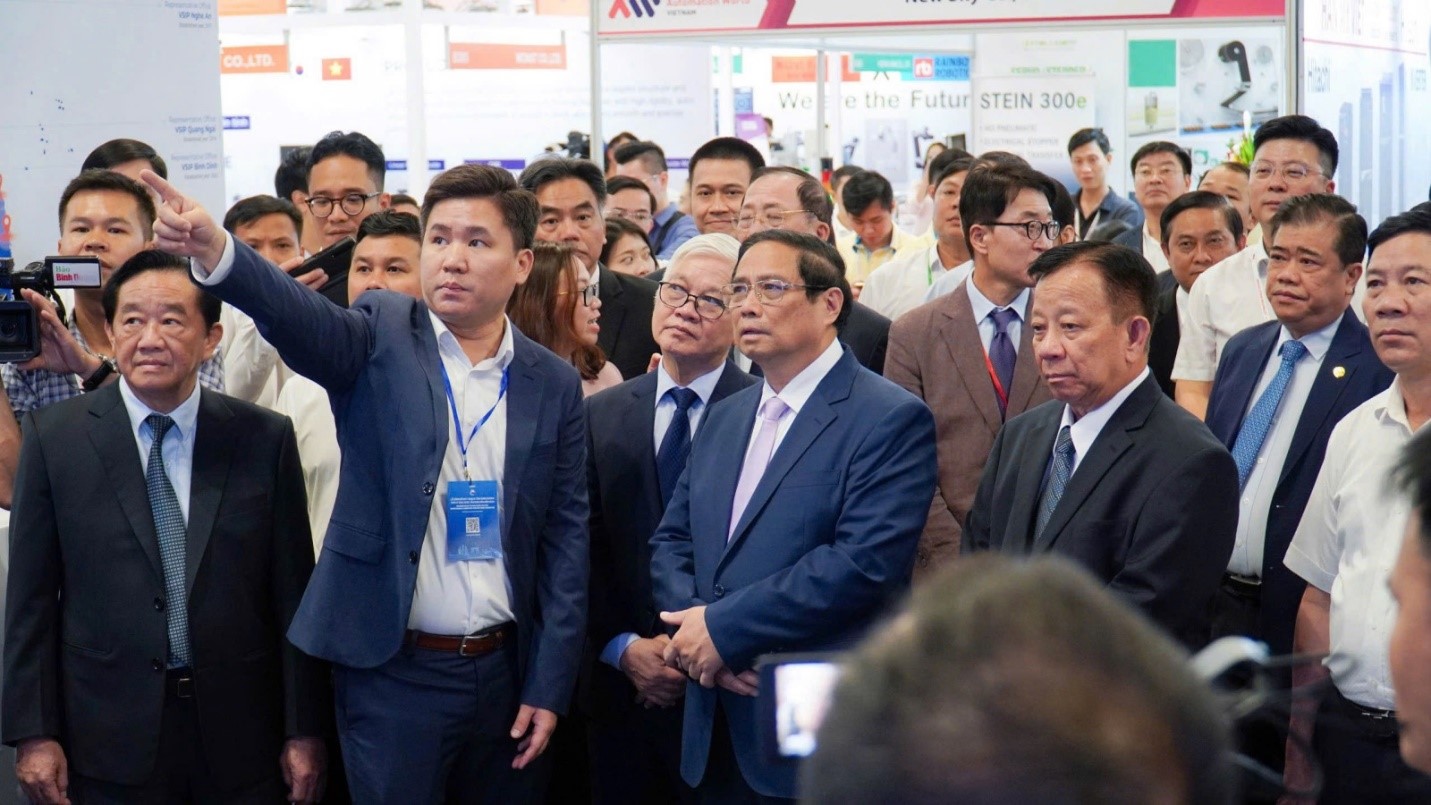 Thủ tướng Phạm Minh Chính tham quan gian hàng triển lãm Giải pháp quản lý khu công nghiệp (KCN) thông minh Becamex do Công ty Cổ phần Công nghệ và Truyền thông (VNTT) - Thành viên Becamex IDC phát triển.