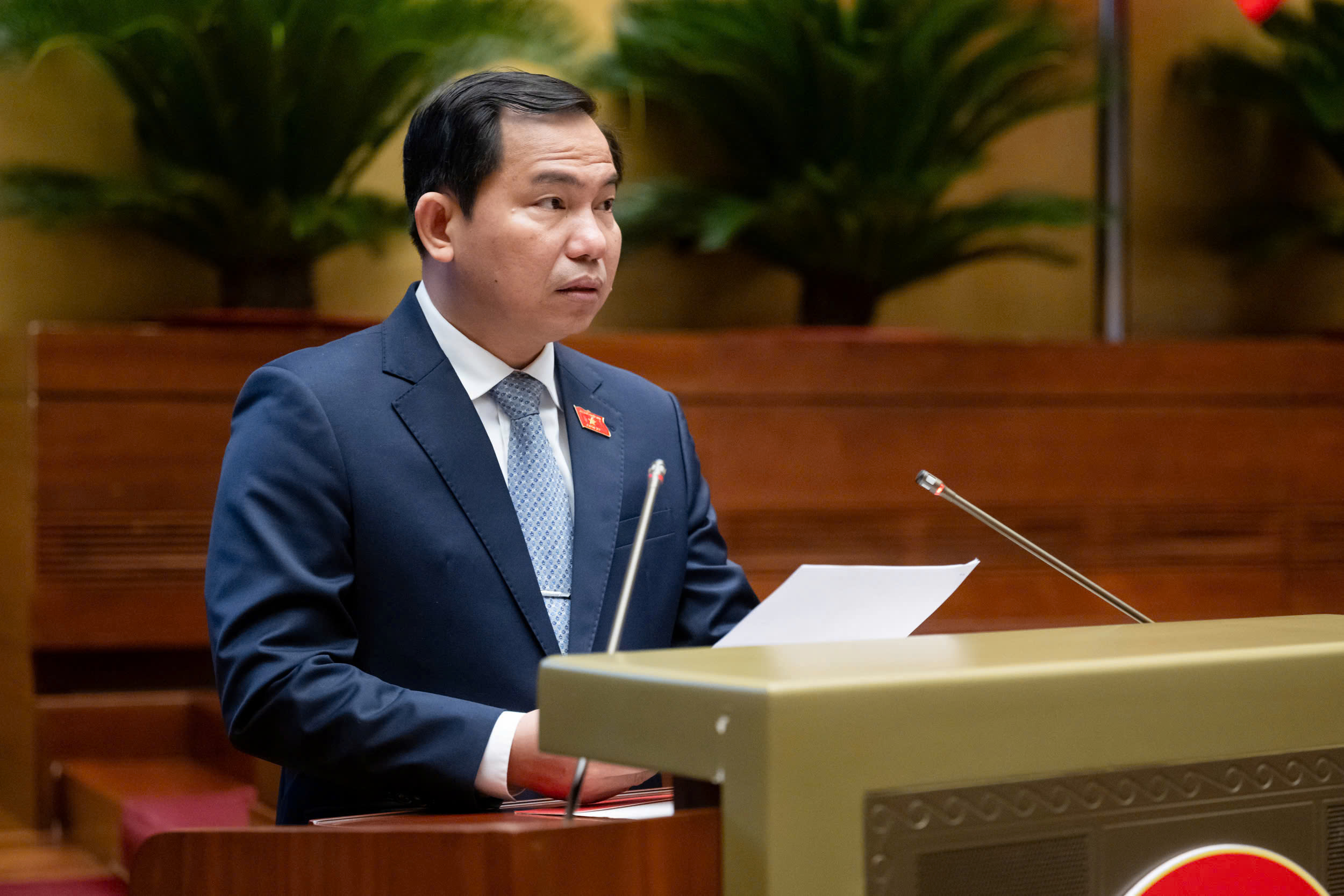 Chủ nhiệm Ủy ban T&agrave;i ch&iacute;nh - Ng&acirc;n s&aacute;ch L&ecirc; Quang Mạnh tr&igrave;nh b&agrave;y B&aacute;o c&aacute;o thẩm tra. Ảnh: Quochoi.vn.