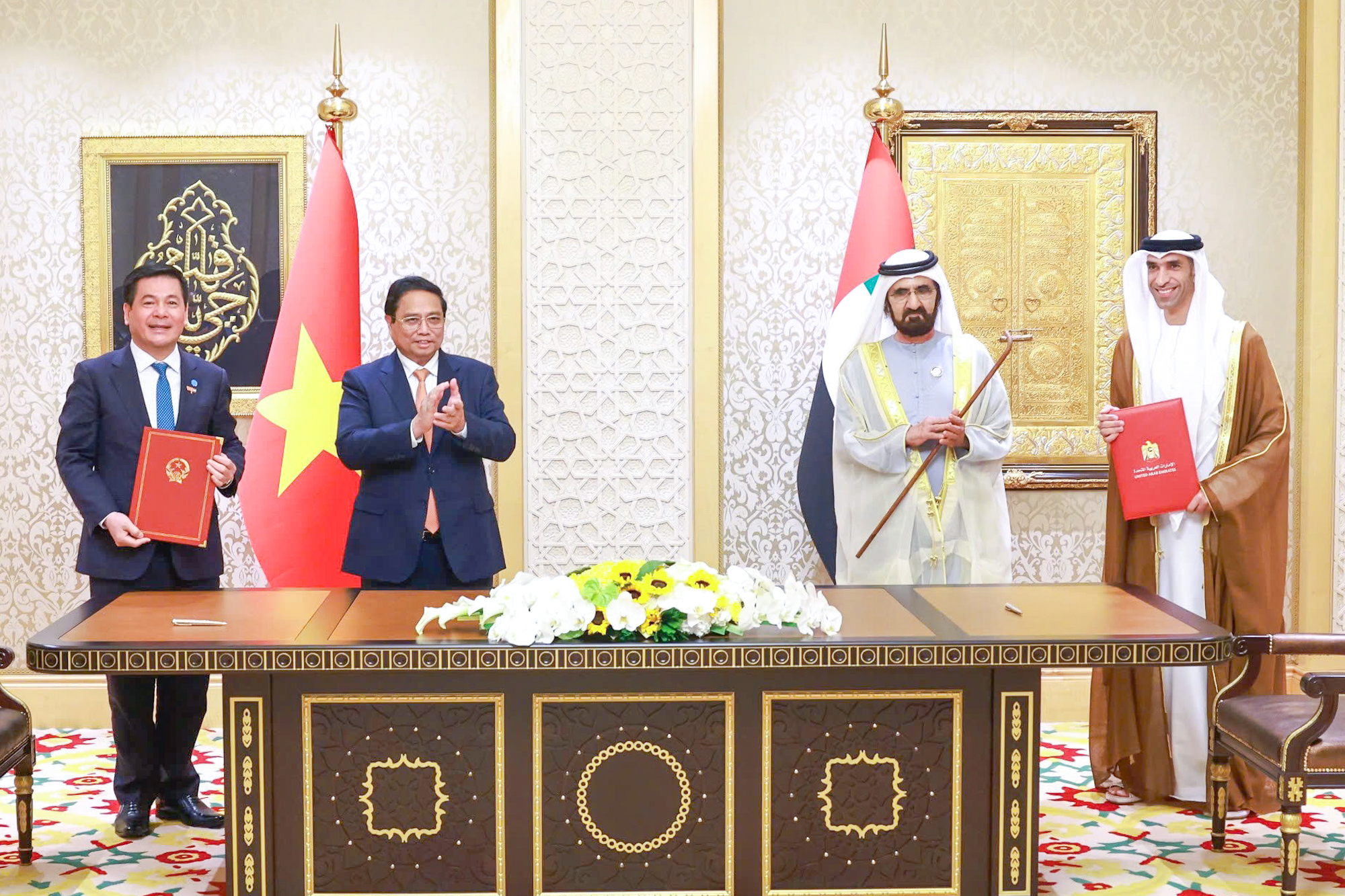 Thủ tướng Chính phủ Phạm Minh Chính và Phó Tổng thống kiêm Thủ tướng UAE Sheikh Mohammed bin Rashid Al Maktoum chứng kiến lễ ký kết Hiệp định CEPA - Ảnh: VGP