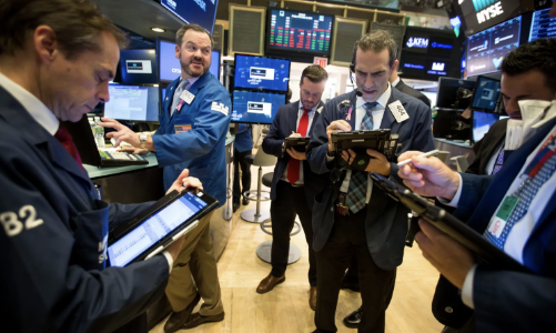 Chứng khoán Mỹ tăng điểm, dầu thô bán tháo mạnh nhất hơn 2 năm