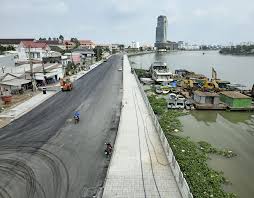 Kè sông Cần Thơ và đường sau kè (đường Tầm Vu) thuộc Dự án 3. Ảnh: Anh Khoa.