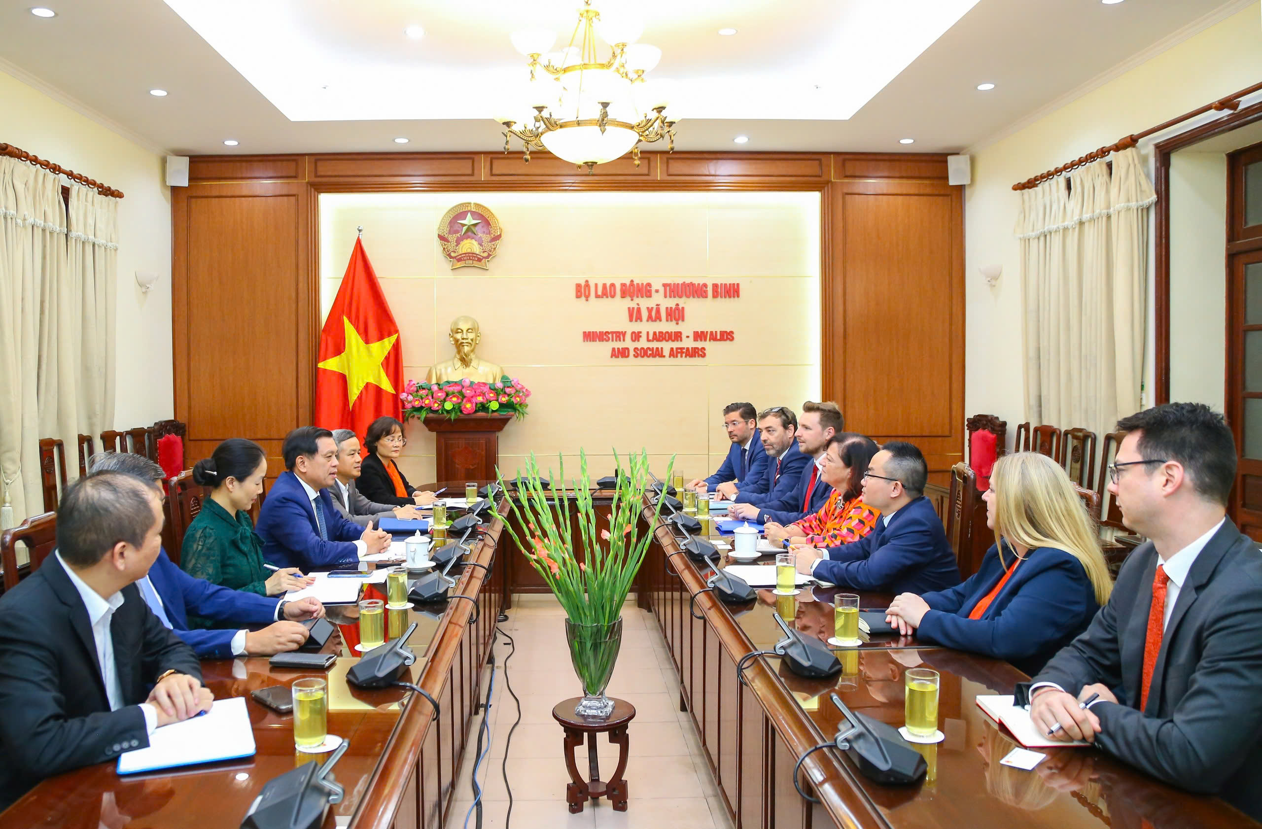Cuộc làm việc với bà Barbel Kogler, Quốc Vụ Khanh Bộ Hợp tác kinh tế và Phát triển Cộng hòa Liên bang Đức. Ảnh: MOLISA.