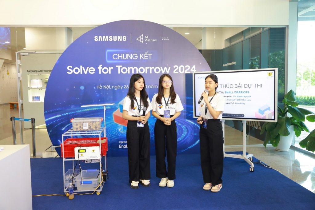 Các đội thi thuyết trình và vận hành sản phẩm trên sân khấu.